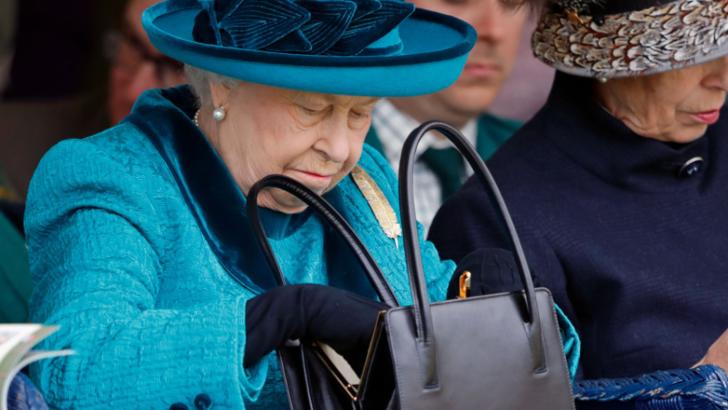 Ce ține regina Elisabeta a II-a în poșetă? Vei rămâne surprins să afli