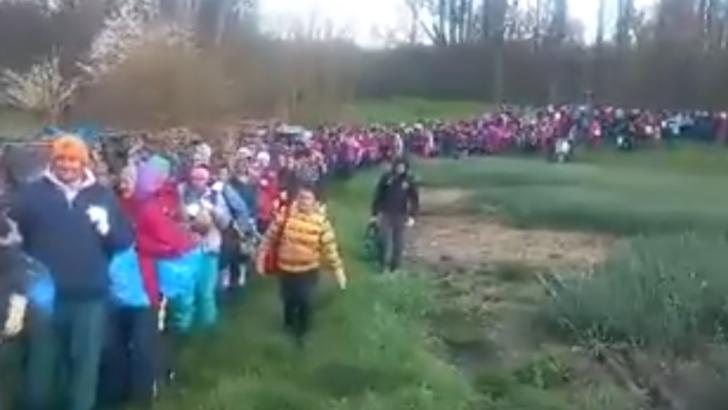 Imagini revoltătoare cu muncitorii români din Germania: sute de persoane, la coadă pentru a intra în tură