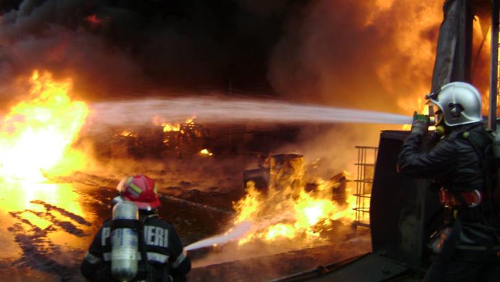 Incendiu de PROPORȚII la o hală din Suceava! Intervin pompierii militari și civili