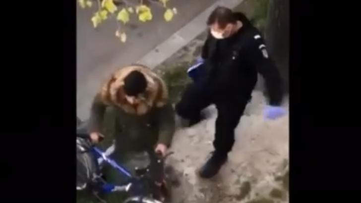 Jandarm filmat când lovește cu piciorul un tânăr, după ce îi verifică actele 