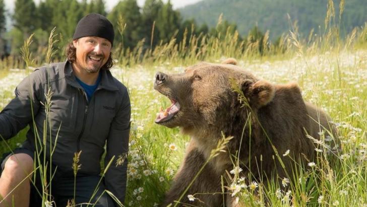 A salvat un pui de urs rămas orfan. Apoi, după 6 ani, animalul i-a făcut ceva teribil!