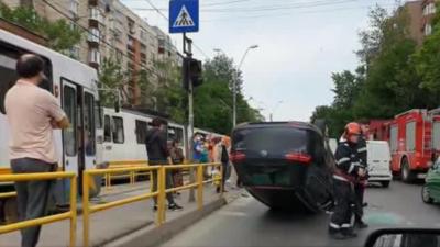 Accident grav, pe linia tramvaiului 41: mașină răsturnată, șoferul a scăpat ca prin minune 