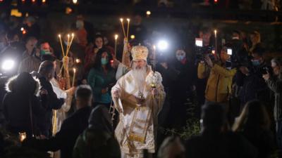 Slujba de Înviere la Constanța, 26-27 mai 2020, în timpul epidemiei de coronavirus. ÎPS Teodosie a împărțit Lumina de Paști, a doua oară în acest an; Inquam Photos/Octav Ganea