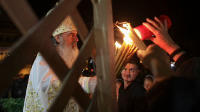 Slujba de Înviere la Constanța, 26-27 mai 2020, în timpul epidemiei de coronavirus. ÎPS Teodosie a împărțit Lumina de Paști, a doua oară în acest an; Inquam Photos/Octav Ganea