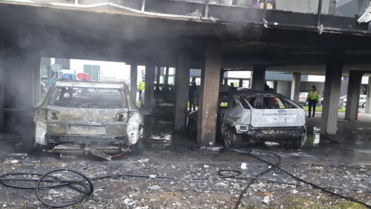 FOTO | Incendiu violent într-un bloc din Cluj! Două maşini au fost distruse de flăcări