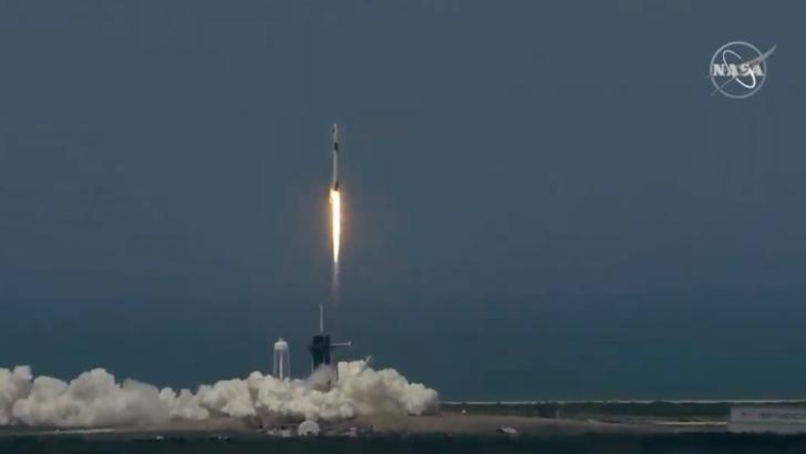 VIDEO LIVE - Capsula Space X, cu echipaj uman, a fost lansată cu succes 