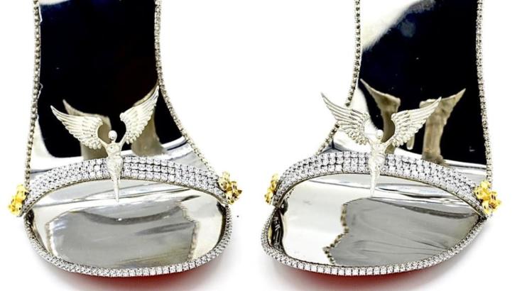 Pantofi demni de o regină! Sunt lucrați manual din aur alb și împodobiți cu 2000 de diamante
