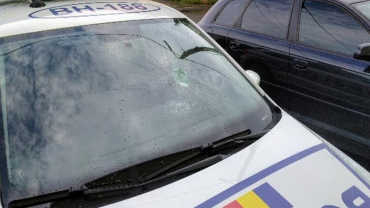 Un bărbat a creat o diversiune pentru a sparge parbrizele a cinci autospeciale de POLIȚIE