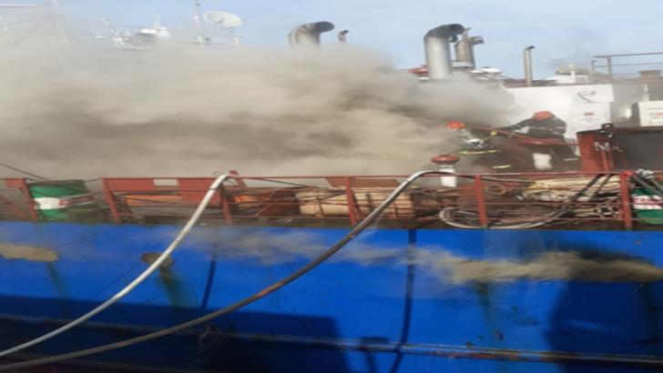 FOTO VIDEO| Incendiu puternic la bordul unei nave din Șantierul Naval Midia