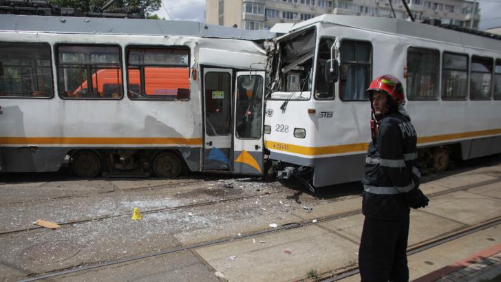  Două tramvaie s-au ciocnit în Capitală. Cinci persoane au fost transportate la spital