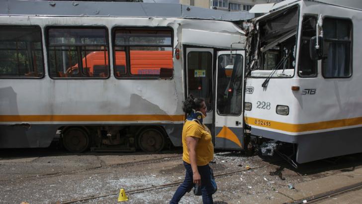  Două tramvaie s-au ciocnit în Capitală. Cinci persoane au fost transportate la spital