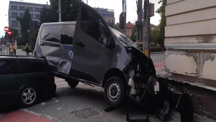 Accident grav, în centrul Clujului: o dubă a Jandarmeriei, în misiune, făcută praf: 4 victime