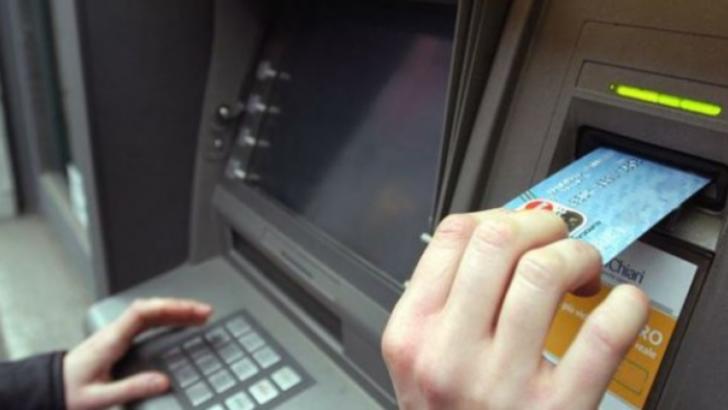 O nouă metodă de înșelătorie la bancomat șochează. Cum ți se golește cardul fără să știi