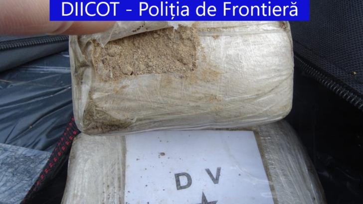 Peste 50 de kg heroină, în cabina unui TIR la granița cu Bulgaria Foto: DIICOT