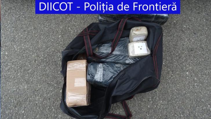 Peste 50 de kg heroină, în cabina unui TIR la granița cu Bulgaria Foto: DIICOT