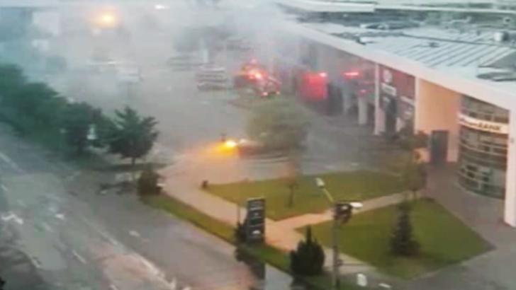 INCENDIU la mall. Focul a izbucnit pe o terasă, iar pompierii au intervenit cu mai multe autospeciale