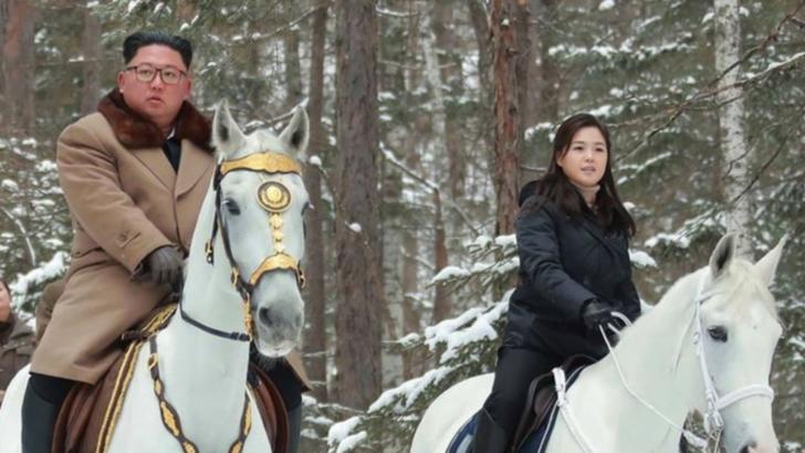 Kim Jong si sotia pe cai