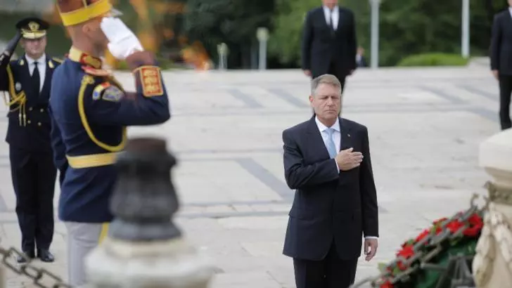 Președintele Klaus Iohannis a depus coroane de flori la Mormântul Eroului Necunoscut, în Parcul Carol din București, de Ziua Eroilor Foto: Inquam Photos/George Calin