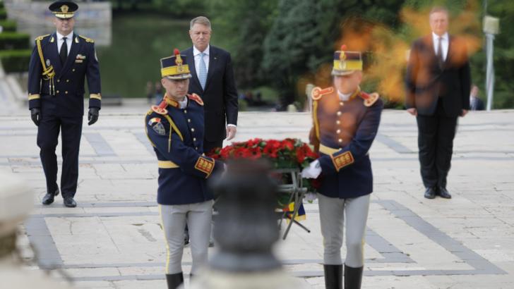 Președintele Klaus Iohannis a depus coroane de flori la Mormântul Eroului Necunoscut, în Parcul Carol din București, de Ziua Eroilor Foto: Inquam Photos/George Calin
