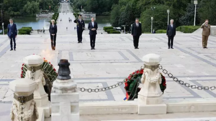 Președintele Klaus Iohannis a depus coroane de flori la Mormântul Eroului Necunoscut, în Parcul Carol din București, de Ziua Eroilor Foto: Inquam Photos/George Calin