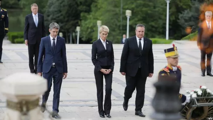 Președintele Klaus Iohannis a depus coroane de flori la Mormântul Eroului Necunoscut, în Parcul Carol din București, de Ziua Eroilor Foto: Inquam Photos/George Calin