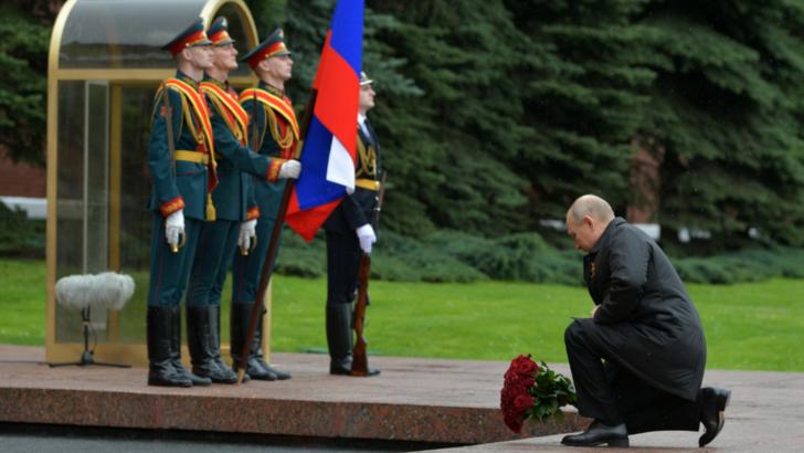 Vladimir Putin, singur la celebrarea Zilei Victoriei. Rusia a celebrat fără paradă militară 75 de ani de la victoria în Al Doilea Război Mondial Foto: The Moscow Times, TASS