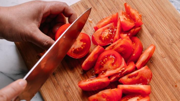 Adaugă acest ingredient în salata de roşii. Îi vei schimba complet gustul