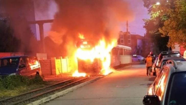 Panică în Arad! Un tramvai a luat foc în mers