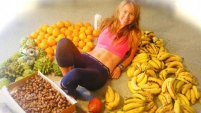 Mănâncă 50 de banane în fiecare zi. Cum arată tânăra care trăiește DOAR cu fructe şi legume