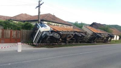 Video/ Un camion plin cu păsări s-a răsturnat la Poienarii de Argeș