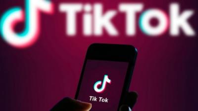 Rețeaua TikTok, criticată de părinți