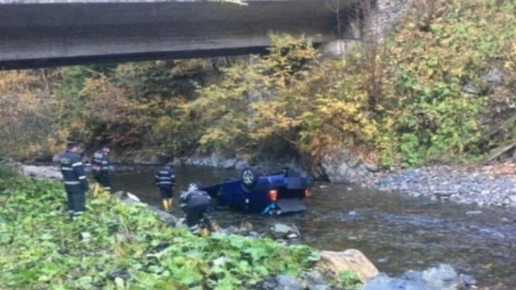 S-au răsturnat cu mașina într-un râu din Gorj. CUM s-a întâmplat asta