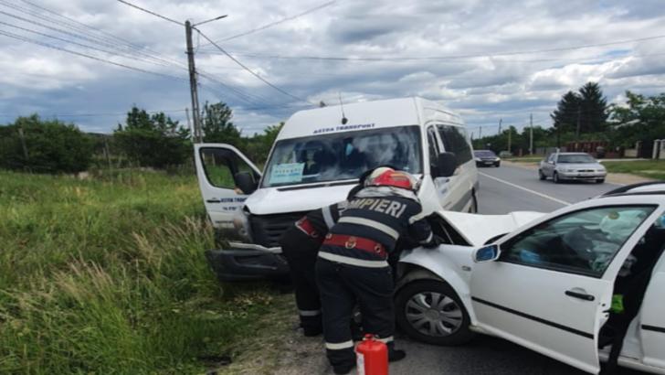 Accident soldat cu TREI victime la Argeș! Un microbuz a intrat în coliziune cu un autoturism 