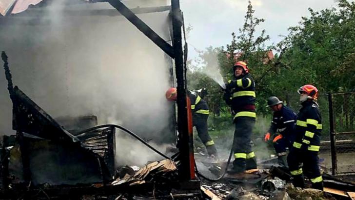 Incendiu violent, la un cămin de bătrâni din Arad. Zeci de persoane, evacuate