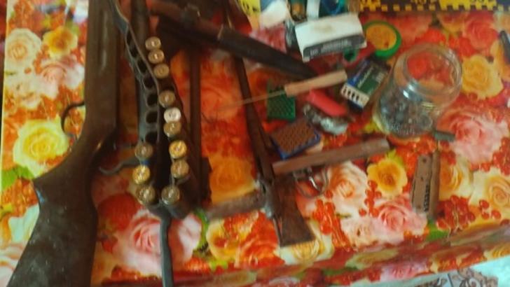 Patru arme artizanale, confiscate de la persoane suspectate de braconaj, din județul Arad. Doi bărbați, reținuți