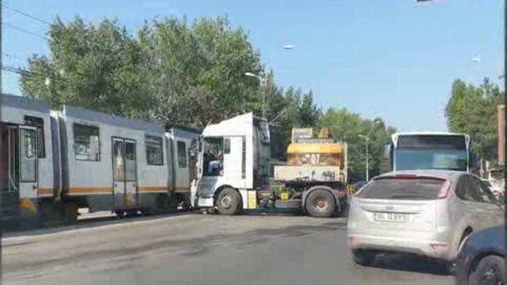 Accident între un TIR și un tramvai 41,  în București