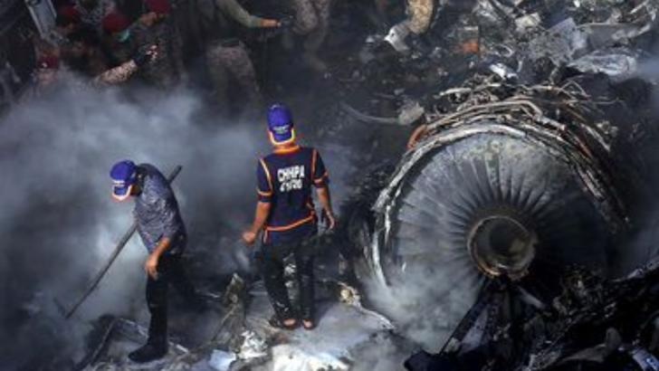 Pakistan: 30% dintre piloții civili au licențe false de zbor. Detalii noi despre accidentul aviatic soldat cu 97 de morți