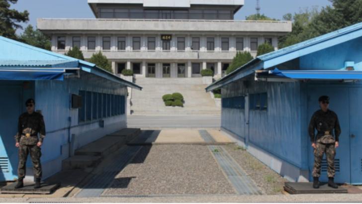 DMZ este o fâșie de teren care întretaie de-a latul Peninsulei Coreeane, fiind instituită după Războiul din Coreea pentru a servi ca zonă-tampon între Coreea de Nord și Coreea de Sud.
