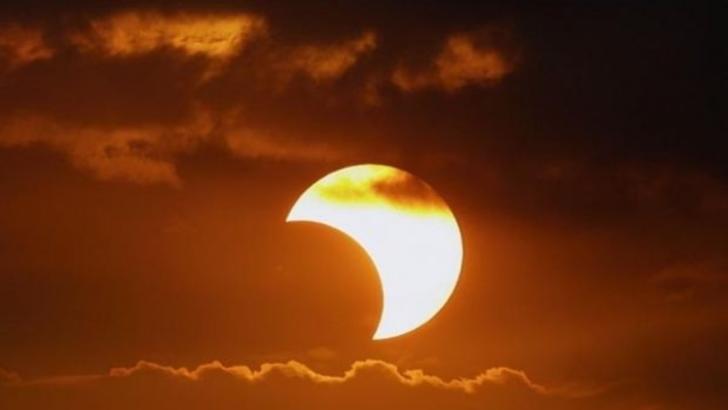 Eclipsă parțială de Soare, vizibilă astăzi în România