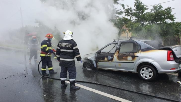 O maşină a luat foc în mers, pe un drum naţional din Olt