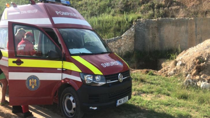  Pompierii au intervenit pentru a salva un copil de nouă ani căzut într-o groapă