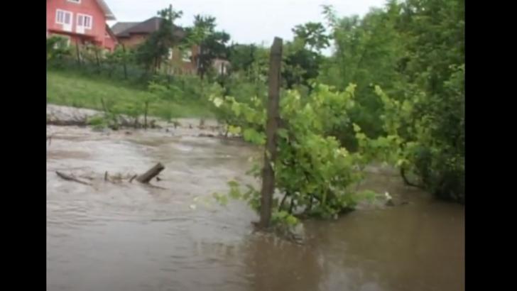 VIDEO cu dezastrul din țară - Inundații în foarte multe localități. Viitura mătură România