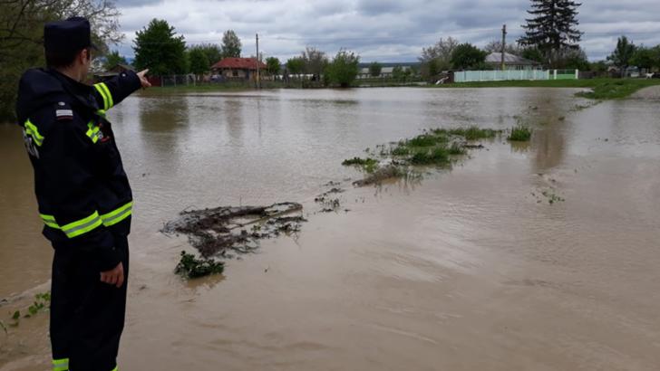 Comună din Timiș, lovită de viitură. Oameni evacuați cu bărcile de pompieri