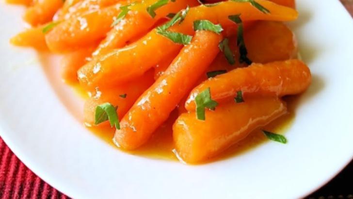 Ce sunt, de fapt, baby carrots, morcovii mici din supermarketuri. Mai mănânci? 