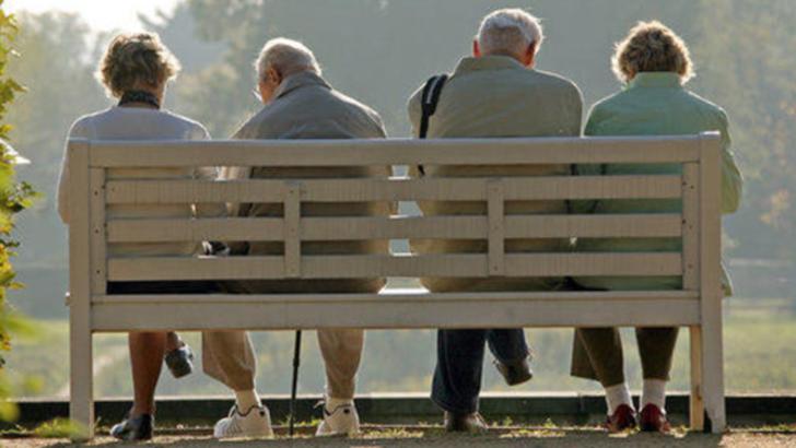 Parlamentari au propus ca firmele să fie obligate să angajeze pensionari pe post de consilieri