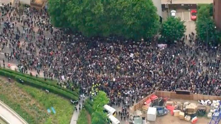 Proteste „Black Lives Matter”. Manifestații la Londra în fața Ambasadei SUA/Statuia din Bristol a unui negustor de sclavi, dărâmată