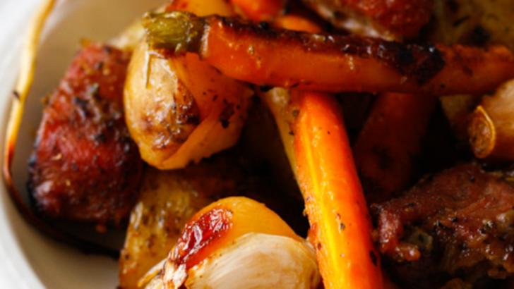 Cum gătești repede la cuptor o pulpă de porc cu cartofi, morcovi, păstârnac și usturoi Foto: mazilique.ro