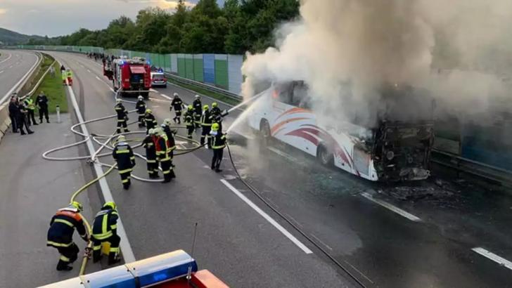 Accident rutier cu români în Austria. Autocarul s-a făcut scrum, românii au scăpat teferi