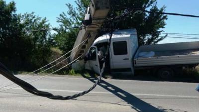 Un stâlp de electricitate, DOBORÂT de o autoutilitară în județul Olt! Șoferul nu știe cum a ieșit de pe șosea
