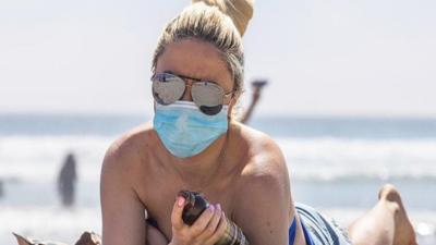 Cum se poartă masca de protecție la plajă. Sfaturile medicilor